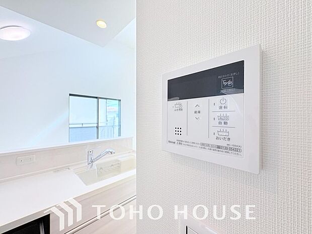 お風呂場と台所に操作リモコンがあり、キッチン近くにある給湯リモコンは、お料理の最中でもリビングで寛いでいるなかでもボタン一つで簡単に沸かせて便利ですね。