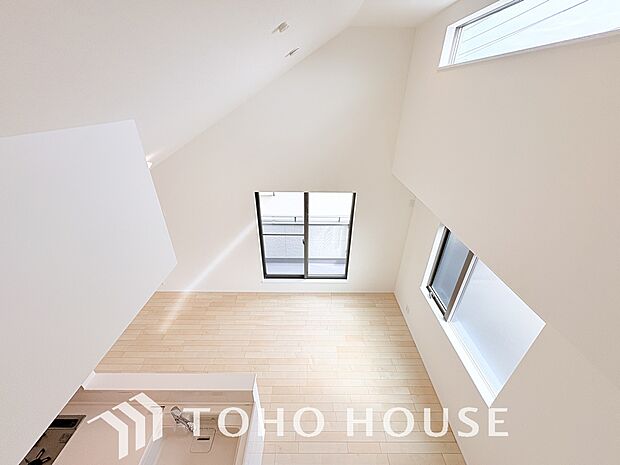 清潔感あるホワイトの壁紙と温もり溢れるカラーの床材が見事に調和した本邸宅。