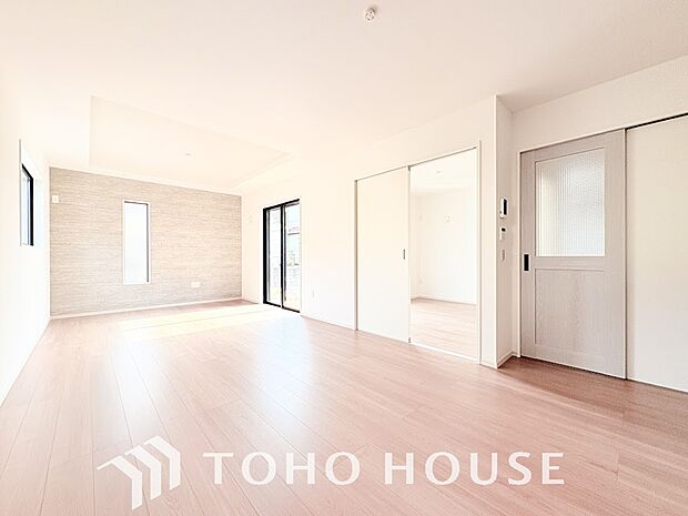 忙しい朝でも、しっかり家族が揃って食事をして頂けるゆとりある大きさのダイニングスペース。