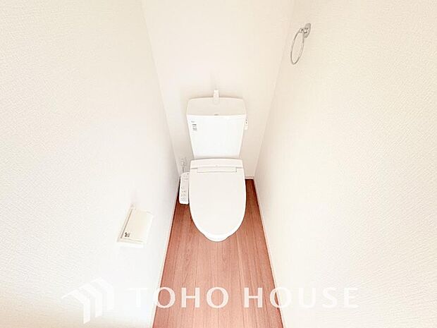 十分な広さと清潔感のあるカラーで纏まったおトイレ。時間に余裕とゆとりを持たせます。