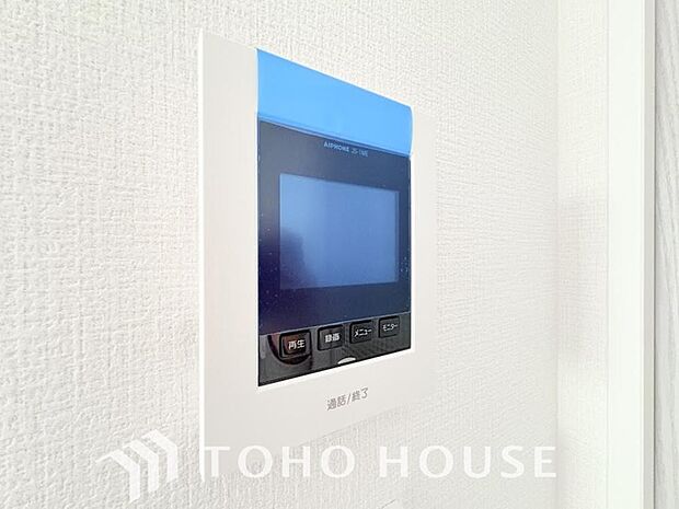 誰が来てもわかる様にモニター付きインターホンを設置。家事導線を考慮した個所に設置し、防犯性と利便性に優れ快適と安らぎを合わせた優しい設計。