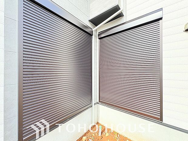 戸建にも防犯機能のシャッターを完備しております。寒い冬でも中から開閉が可能ですのでラクラクな所も便利です。