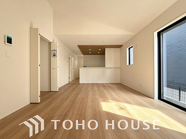 作り手の「気持ちの良いリビングでお過ごししていただきたい」という思いを感じさせます。