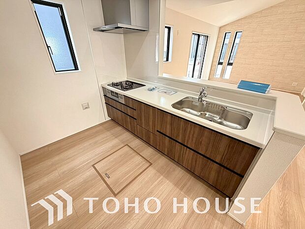 キッチンの収納は、デッドスペースになりやすい箇所を有効活用できる、スライド式収納を採用しました。