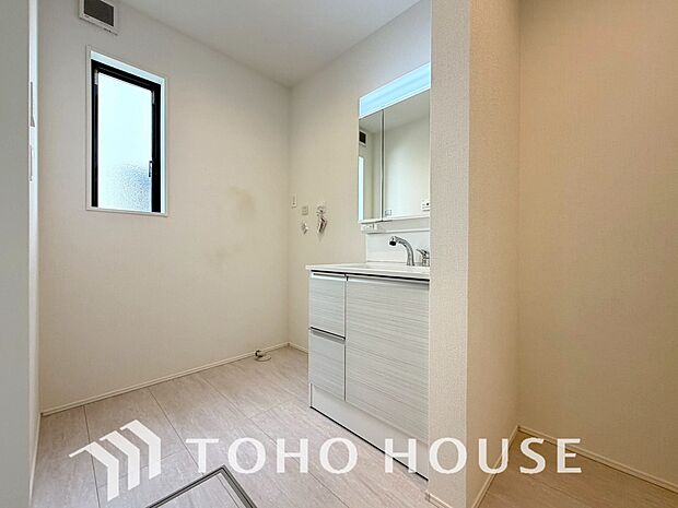 お家の中でも特にプライベートスペースとなる洗面所は、洗濯場所と浴室を同じ空間でまとめております。