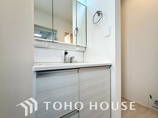 三面鏡のついた洗面台は身だしなみを整えたり「見せない収納」を確保できたり何かと便利。