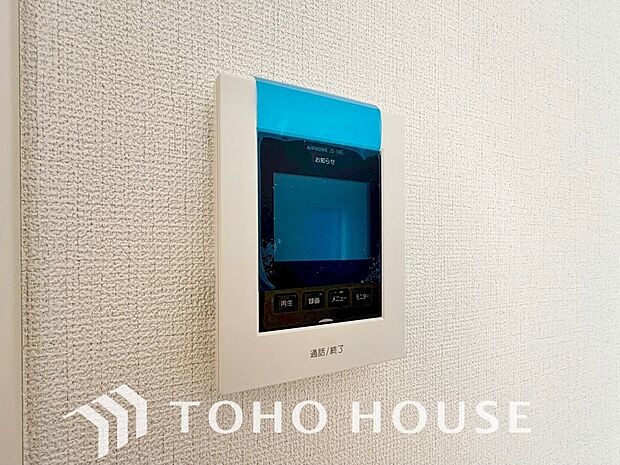 誰が来てもわかる様にモニター付きインターホンを設置。家事導線を考慮した個所に設置し、防犯性と利便性に優れ快適と安らぎを合わせた優しい設計。