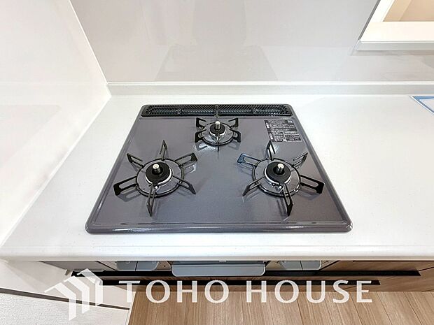 見た目に美しくインテリア性にも優れお掃除も簡単。3口コンロで忙しくても同時に調理で便利ですね。