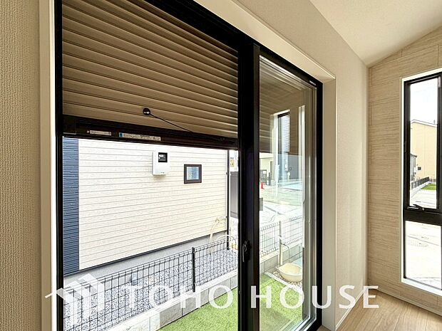 「シャッター」戸建にも防犯機能のシャッターを完備しております。女性のチカラでも開閉が可能ですのでラクラクな所も便利です。