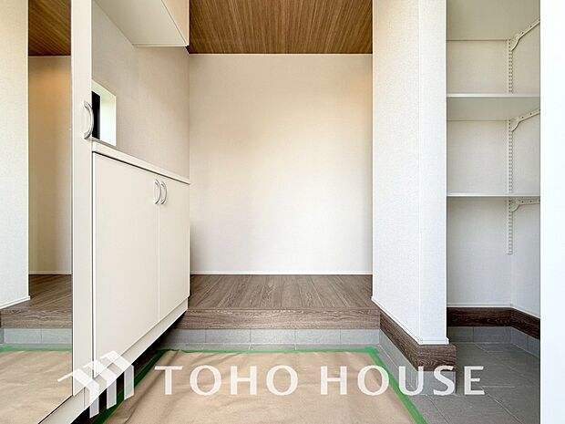 広々した玄関スペースはベビーカーも楽々置けるゆったりスペースが魅力です。