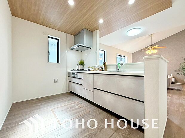 広々キッチンを採用。みんなで作った料理を召し上がりながらの会話は、どのような物になるのでしょうか。