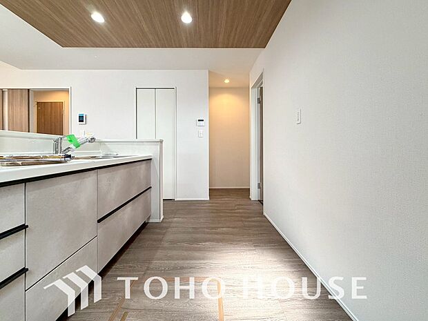 キッチンの収納は、デッドスペースになりやすい箇所を有効活用できる、スライド式収納を採用しました。