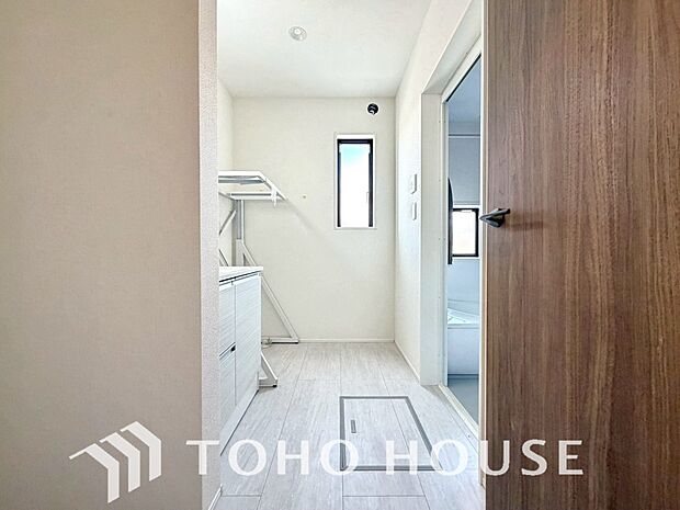 お家の中でも特にプライベートスペースとなる洗面所は、洗濯場所と浴室を同じ空間でまとめております。