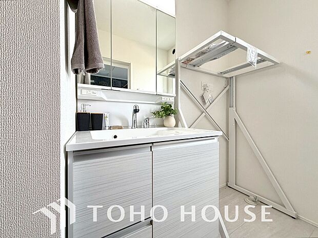 三面鏡のついた洗面台は身だしなみを整えたり「見せない収納」を確保できたり何かと便利。