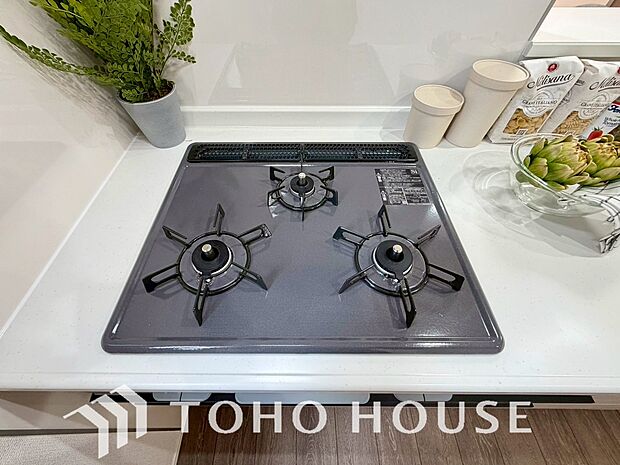 3口コンロは一度に複数のお料理を作ることができるメリットがあります。毎日のキッチンタイムを効率よく。