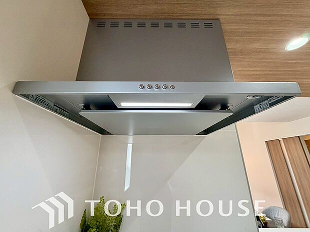 昨今主流のスリムタイプのレンジフード。スタイリッシュな見た目からインテリアとしても人気がある型です。