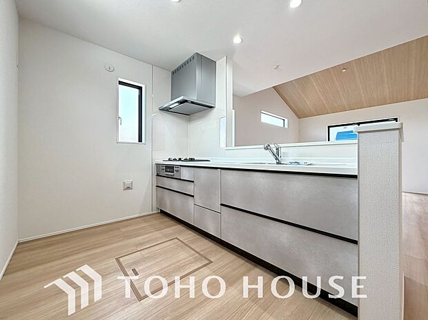 美しく使いやすいキッチン空間。優しい温もりを醸し出すキッチンは料理の為の配慮を随所に注ぎました。