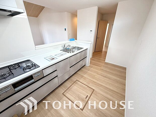 キッチンの収納は、デッドスペースになりやすい箇所を有効活用できる、スライド式収納を採用しました。