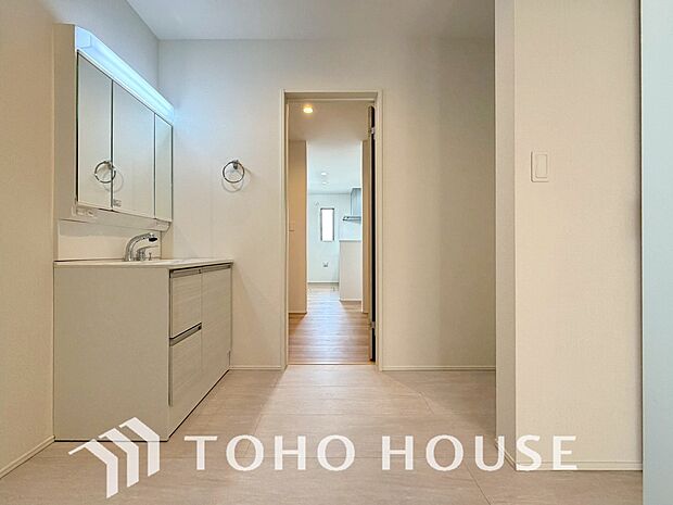 お家の中でも特にプライベートスペースとなる洗面所は、洗濯場所と浴室を同じ空間でまとめております。