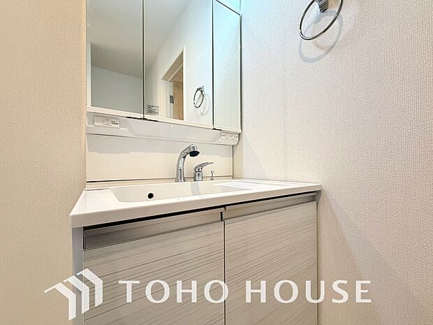 三面鏡のついた洗面台は身だしなみを整えたり「見せない収納」を確保できたり何かと便利。