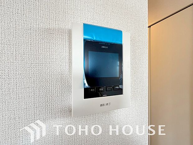 誰が来てもわかる様にモニター付きインターホンを設置。家事導線を考慮した個所に設置し、防犯性と利便性に優れ快適と安らぎを合わせた優しい設計。