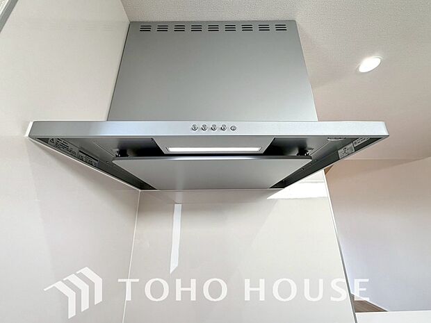 昨今主流のスリムタイプのレンジフード。スタイリッシュな見た目からインテリアとしても人気がある型です。