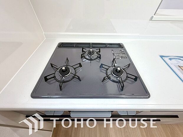 3口コンロは一度に複数のお料理を作ることができるメリットがあります。毎日のキッチンタイムを効率よく。