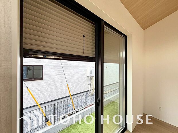 女性のチカラでも開け閉めが可能となております。防犯面だけでなく、防火対策にもなっております。