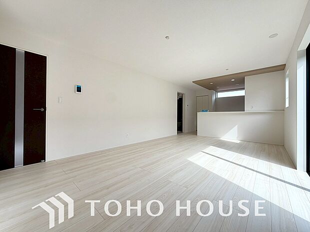 通風と採光を考慮したリビングは地域の鼓動を感じながらお寛ぎ頂くことが可能です。