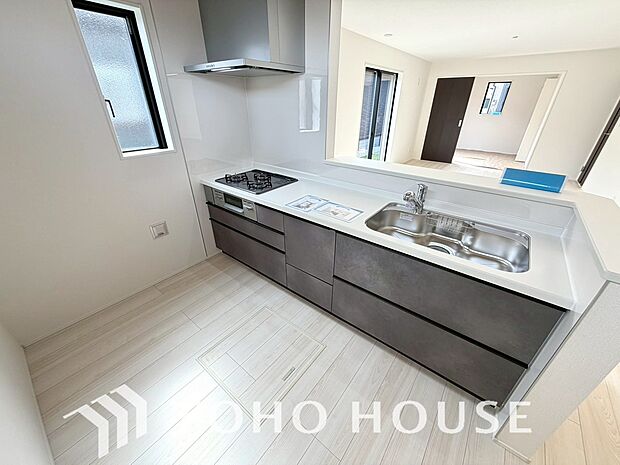 対面キッチンは、目線の先が空間の広がりのあるリビングやダイニングなので、開放感を感じられます。