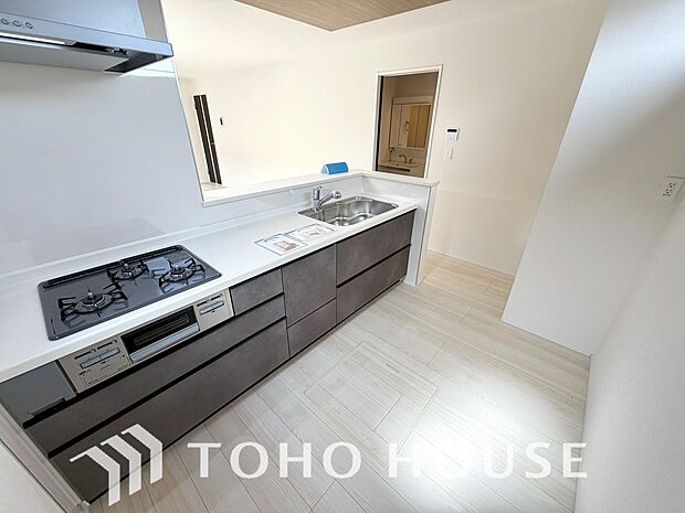 キッチンの収納は、デッドスペースになりやすい箇所を有効活用できる、スライド式収納を採用しました。