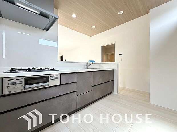 広々キッチンを採用。みんなで作った料理を召し上がりながらの会話は、どのような物になるのでしょうか。