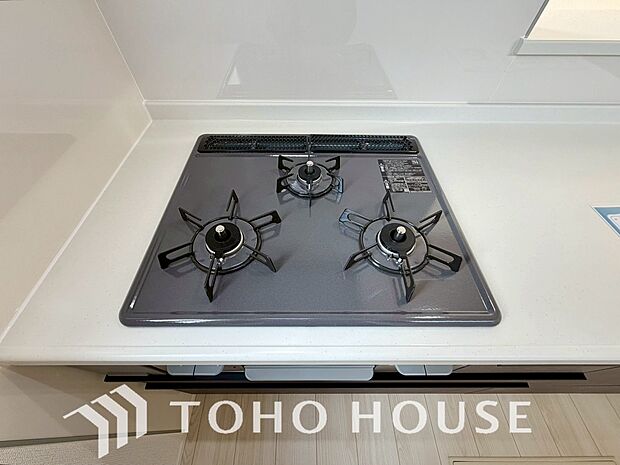 見た目に美しくインテリア性にも優れお掃除も簡単。3口コンロで忙しくても同時に調理で便利ですね。