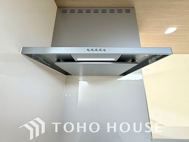 昨今主流のスリムタイプのレンジフード。スタイリッシュな見た目からインテリアとしても人気がある型です。