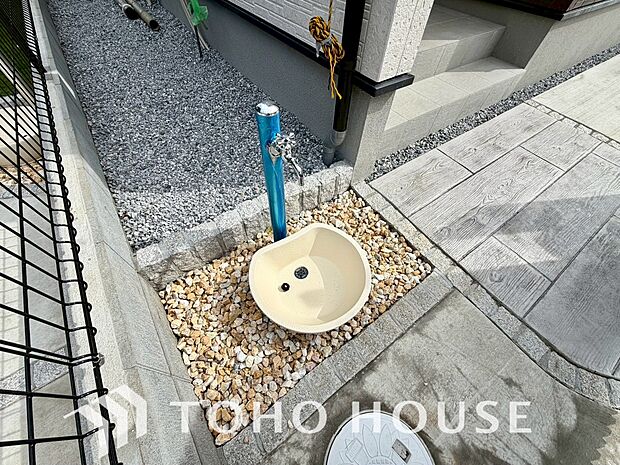 外には立水栓を設置してありますで、大切なお車の洗車にも汚れた靴を洗ったり、庭の植栽への水やりにも便利な設備です。