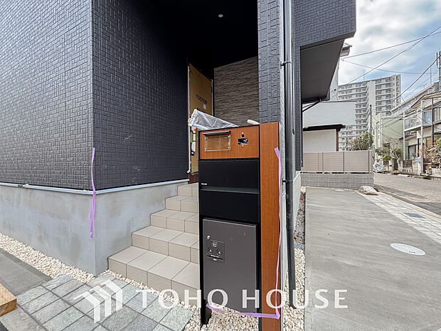 夫婦共働きで家にいる時間が短い、ネット注文の多い方には何かと便利な宅配ボックスを設置しております。