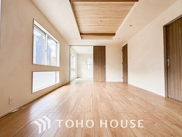 通風と採光を考慮したリビングは地域の鼓動を感じながらお寛ぎ頂くことが可能です。