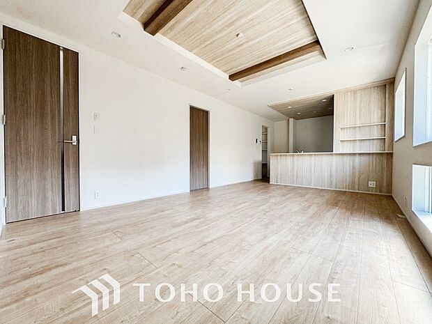 LDKでは家族が集まり、明るく穏やかな空気のなかで飲んだり、食べたり、笑ったり。