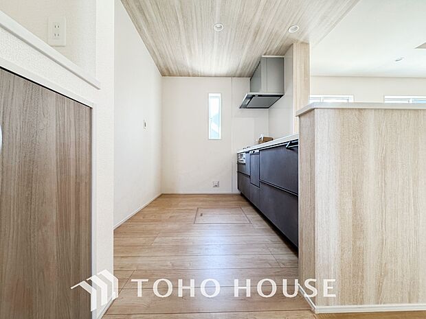 広々としたキッチンスペースで作業ができると、お料理の腕も日に日に上がりそうな気がしてきます。