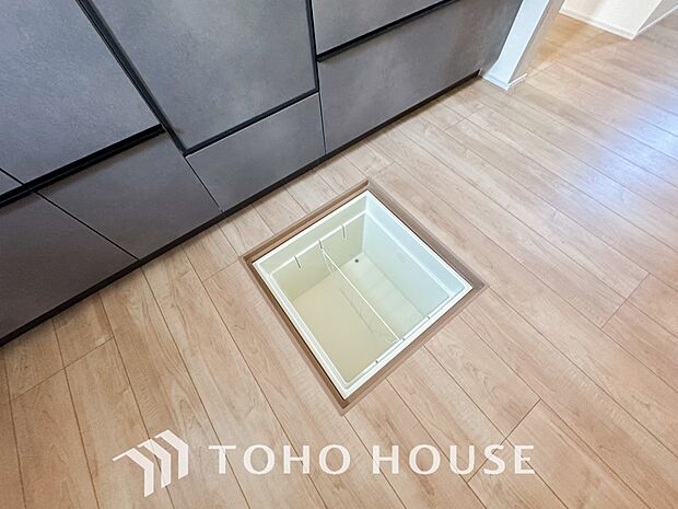 キッチン下部に設けた床下収納。缶詰のストックや非常食、梅酒や味噌などの保存食入れとして利用可です。