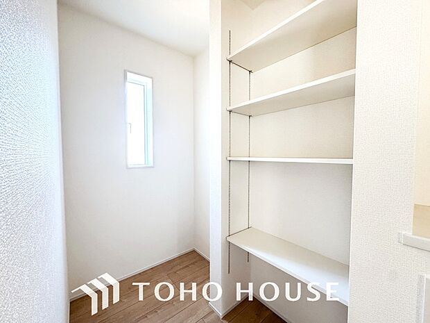 キッチン横にはパントリーを完備。ついつい買いすぎてしまった日用品や食料品のストックなどに。