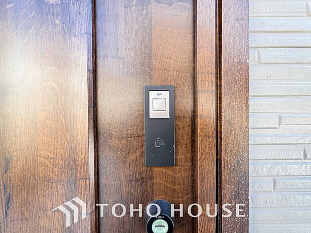 ICチップを用いたカードやボタンなどで玄関扉の鍵の施錠・解錠が出来る設備。