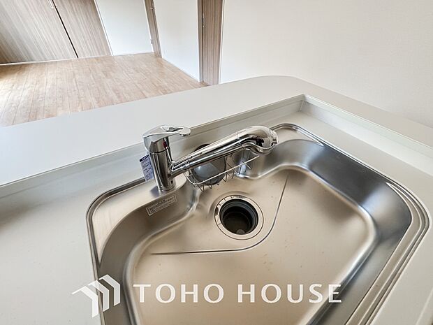 浄水器ボタンひとつで浄水と原水に切り替えられる浄水器一体型水洗を使用。