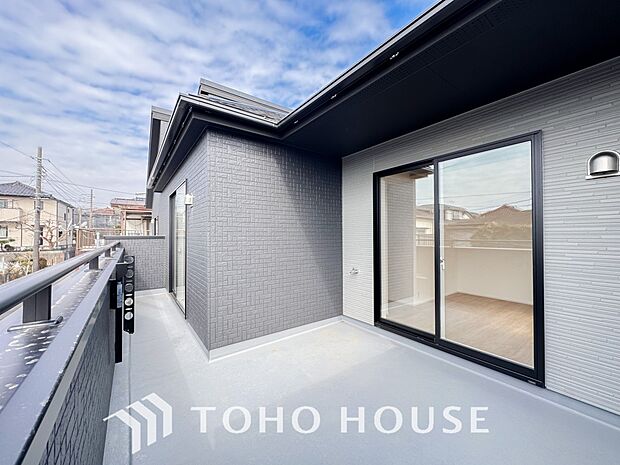 ワイドバルコニーを設け、大家族にも対応できる物干しスペースを確保しております。