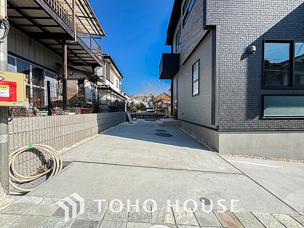 マンションとは違う敷地内駐車。ご主人様のお車のお手入れにも気合が入りますね。