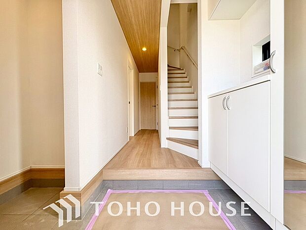 人を迎え入れる最初の場所だからこそ、清潔感がある空間にして頂ける様シューズボックスを設置しました。