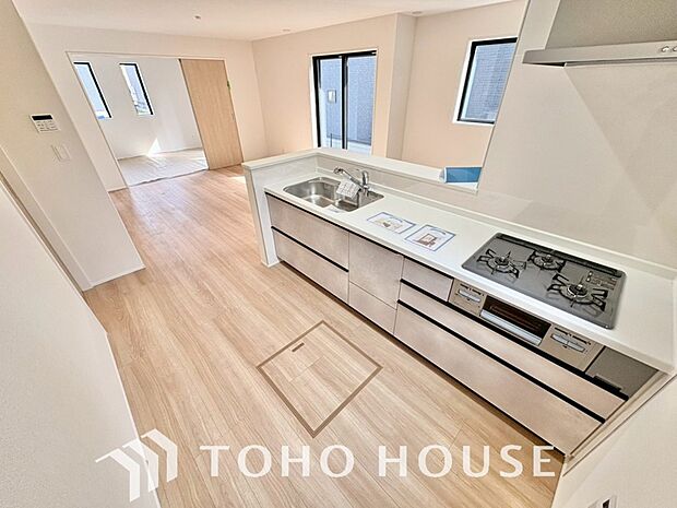 ご家族みんなで調理ができる位のスペースを実現したキッチン空間となっております。