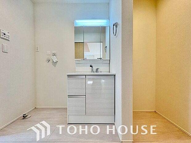 身だしなみのチェックがしやすい大きな鏡、下には収納がたっぷり。スッキリとした空間を演出いたします。