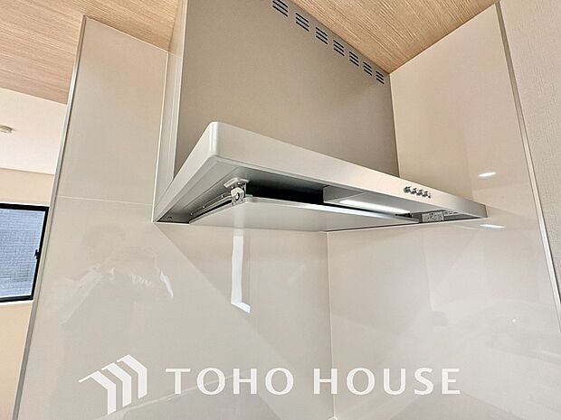 昨今主流のスリムタイプのレンジフード。スタイリッシュな見た目からインテリアとしても人気がある型です。