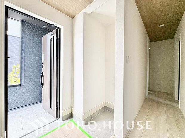 広々とした玄関スペースは何かと重宝します。ベビーカーも楽々置けるゆったりスペースが魅力です。